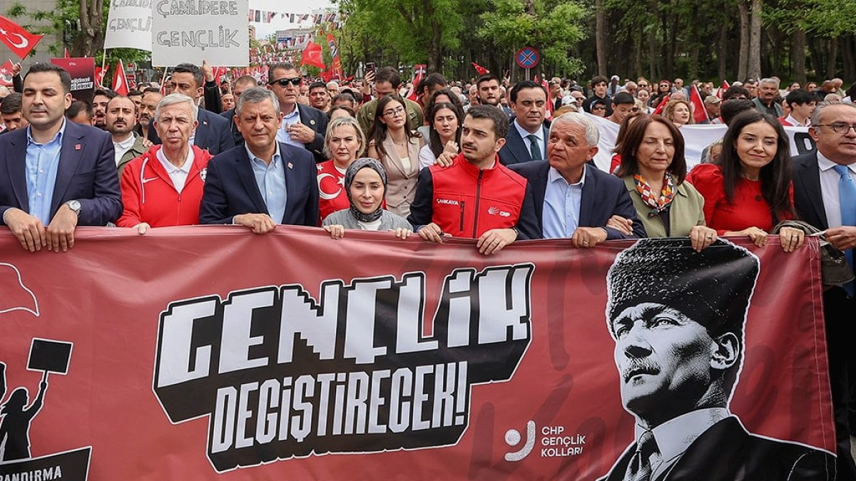 Özgür Özel'den Siyasi Analiz: Türkiye'de Demokrasi Mücadelesi Çok Boyutlu Bir Savaş Alanı