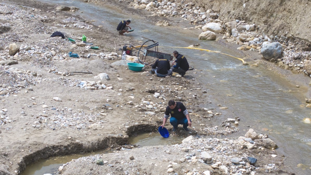 Ege'nin Derelerinde Altın Heyecanı: Vatandaşlar Kürekleriyle Dereye İndi