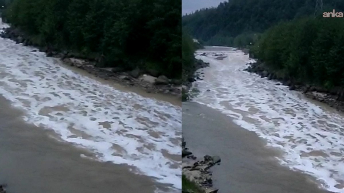 Rize'de Dere Yüzeyi Köpükle Kaplandı, Halk Endişeli