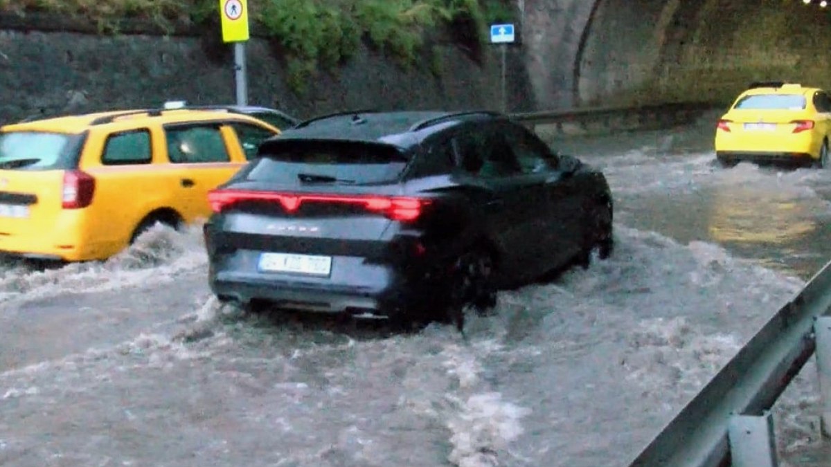 Maltepe'de Şiddetli Yağış Tüneli Sular Altına Bıraktı, Trafik Felç Oldu