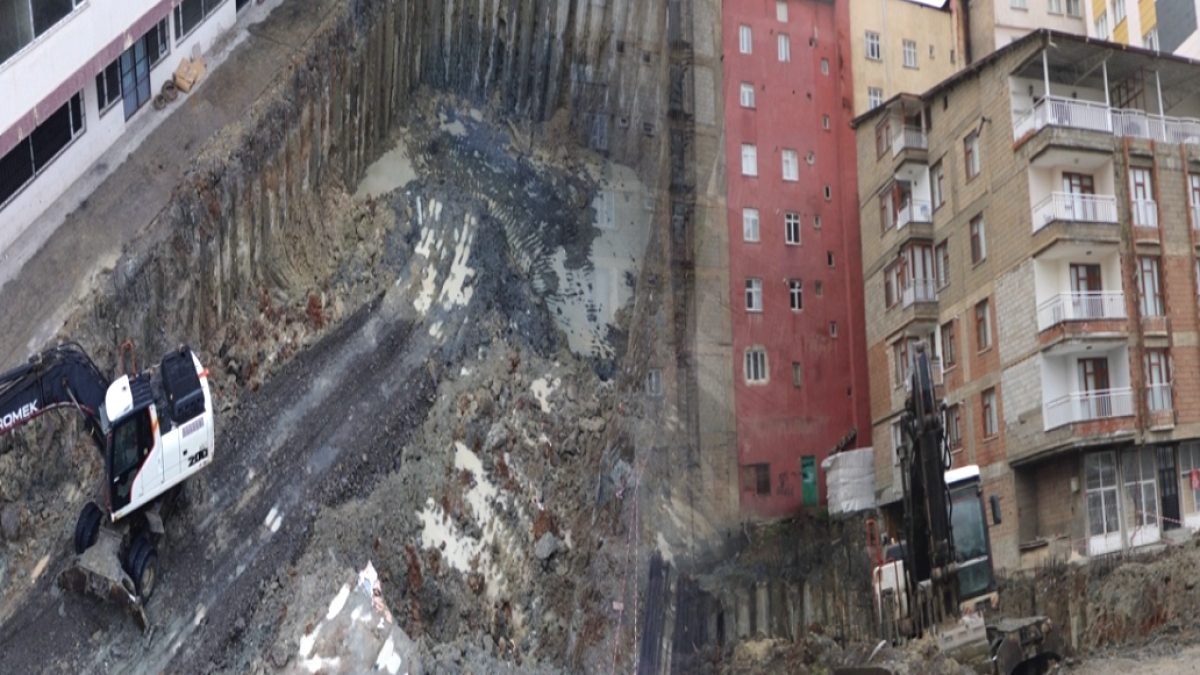 Hakkari'de İnşaat Sahasında Zemin Kayması: 6 Bina Boşaltıldı