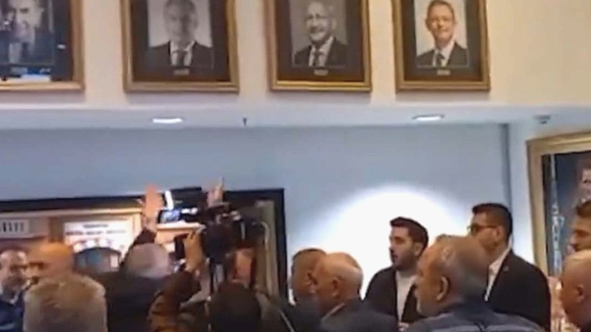 CHP'de Olağanüstü Kurultay Tartışması: Genel Merkezde Gergin Anlar Yaşandı