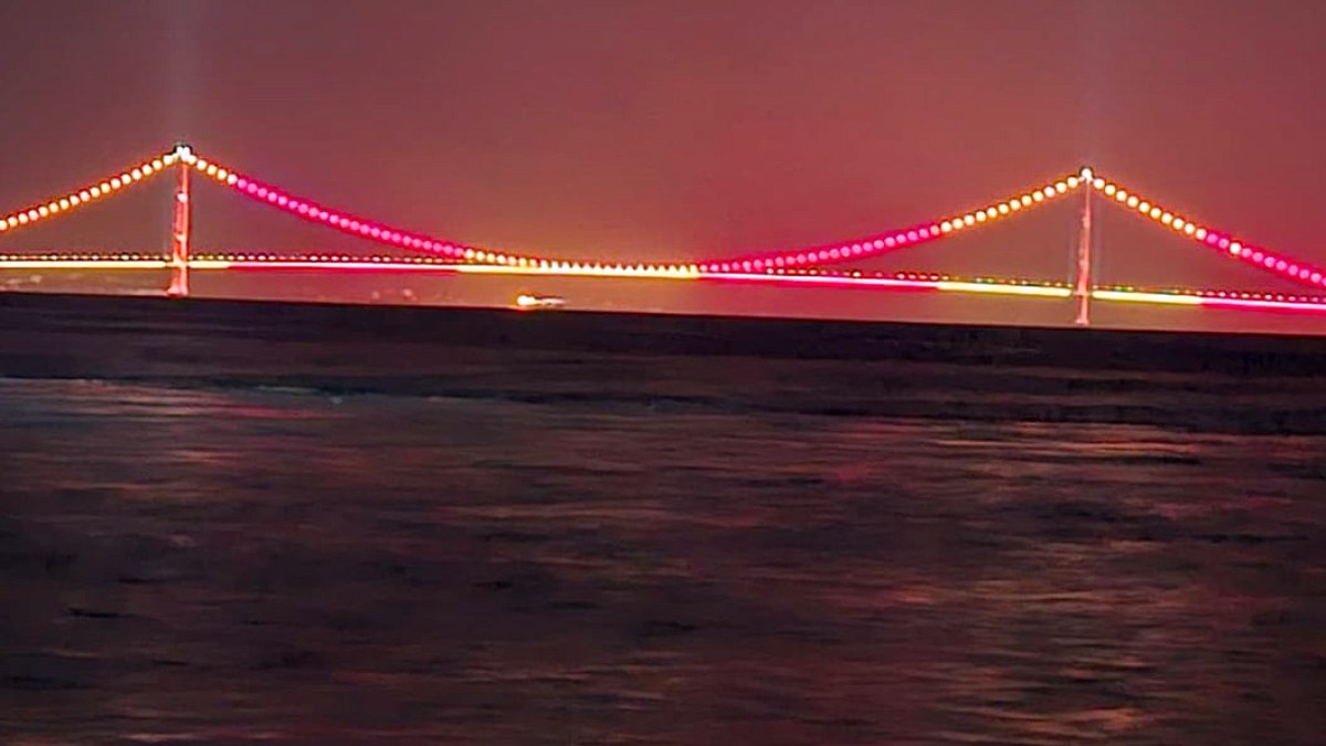 1915 Çanakkale Köprüsü'nden Galatasaray'a Özel Sarı-Kırmızı Işık Şovu