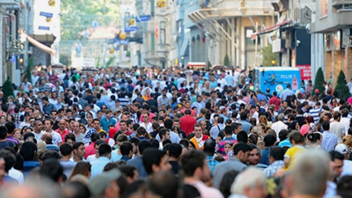Gençlerin Türkiye'den Umudu Kesildi: Yüzde 64 Başka Ülkeye Gitmek İstiyor
