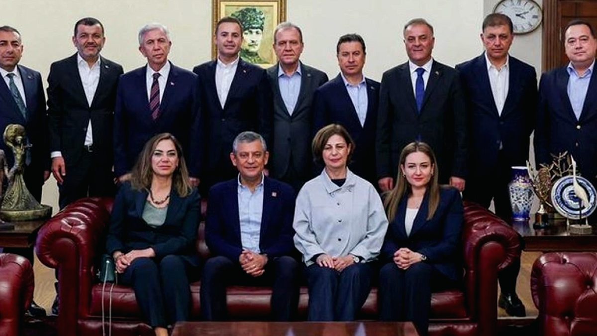 CHP'de Kurultay Kararı Sonrası İmza Krizi: Ahmet Akın Toplantıdan Ayrıldı Mı?