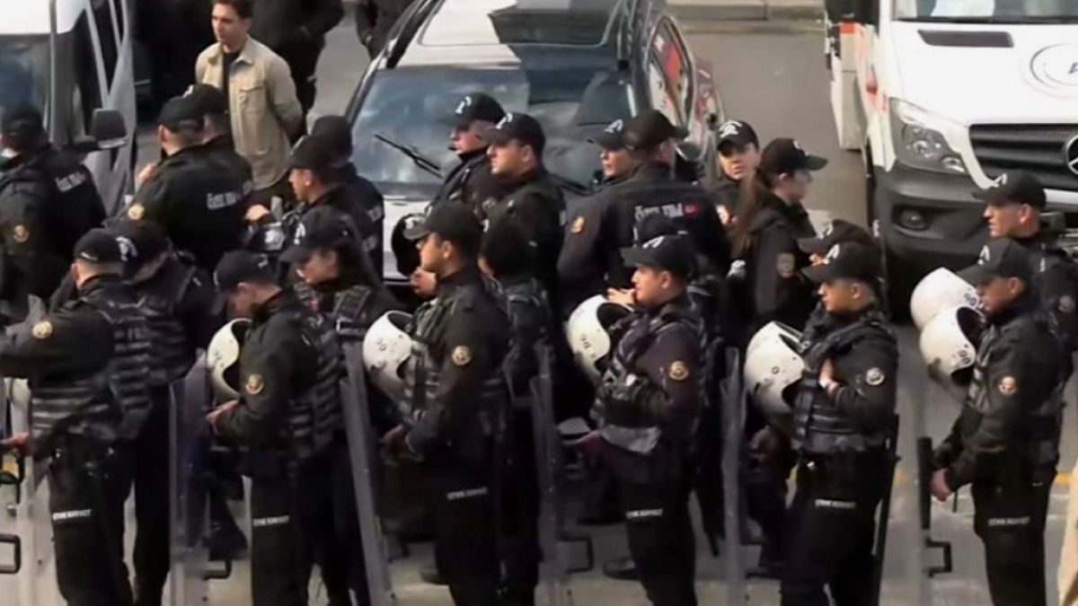 CHP Genel Merkezi'nde Polis Müdahalesi Tartışması: Vekillerden Tepki