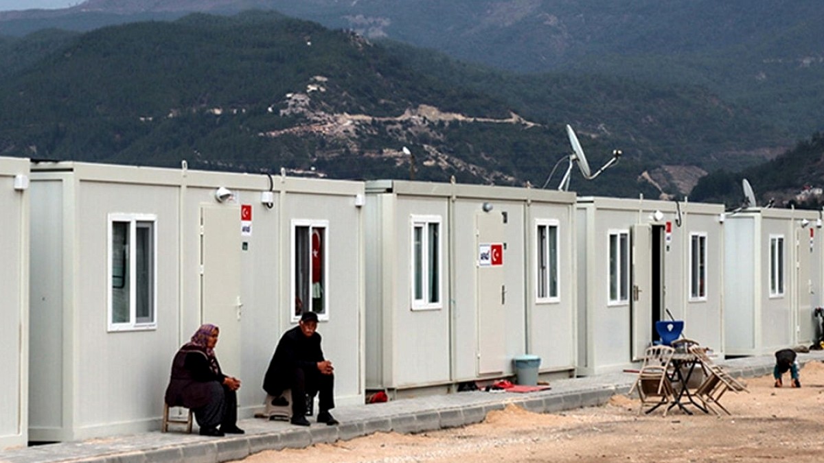 Hatay'da Külliye İnşaatı Sürerken Depremzedeler Konteynerlerde Yaşıyor