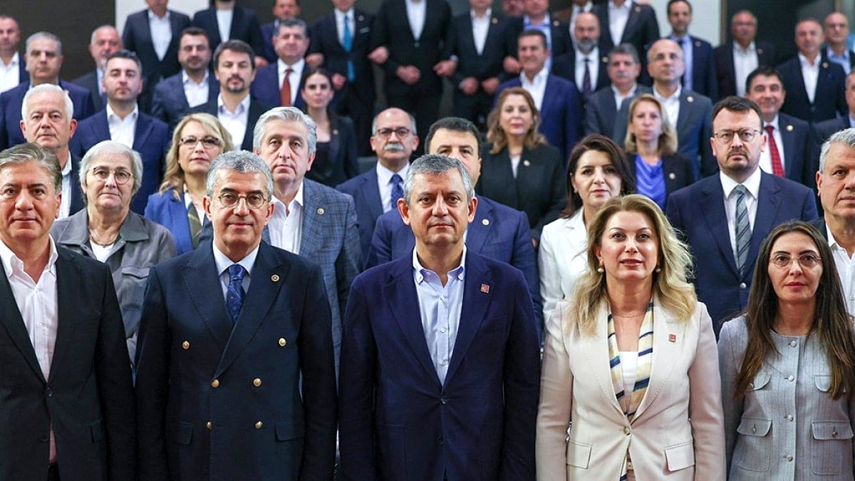 CHP'de Kılıçdaroğlu ve Özel Gerilimi: Kurultay Şartı Gündemde
