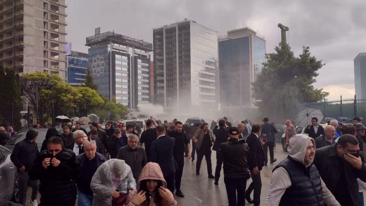 CHP İl Başkanlarına Polis Müdahalesi: Biber Gazı ve TOMA'lar Kullanıldı
