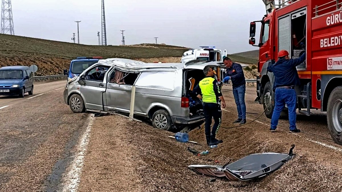 Sivas'ta Trafik Kazası: Minibüs Devrildi, Can Kaybı ve Yaralılar Var