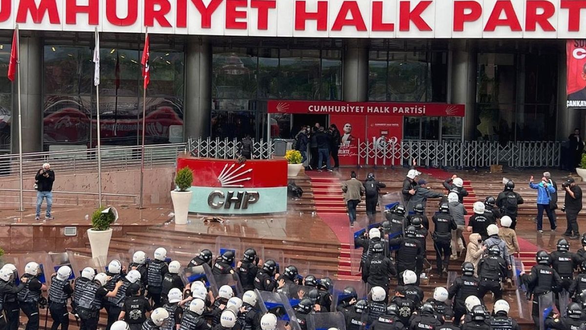 CHP Genel Merkezi'ne Polis Müdahalesi: Kapılar Kırıldı, Gaz ve Plastik Mermi Kullanıldı