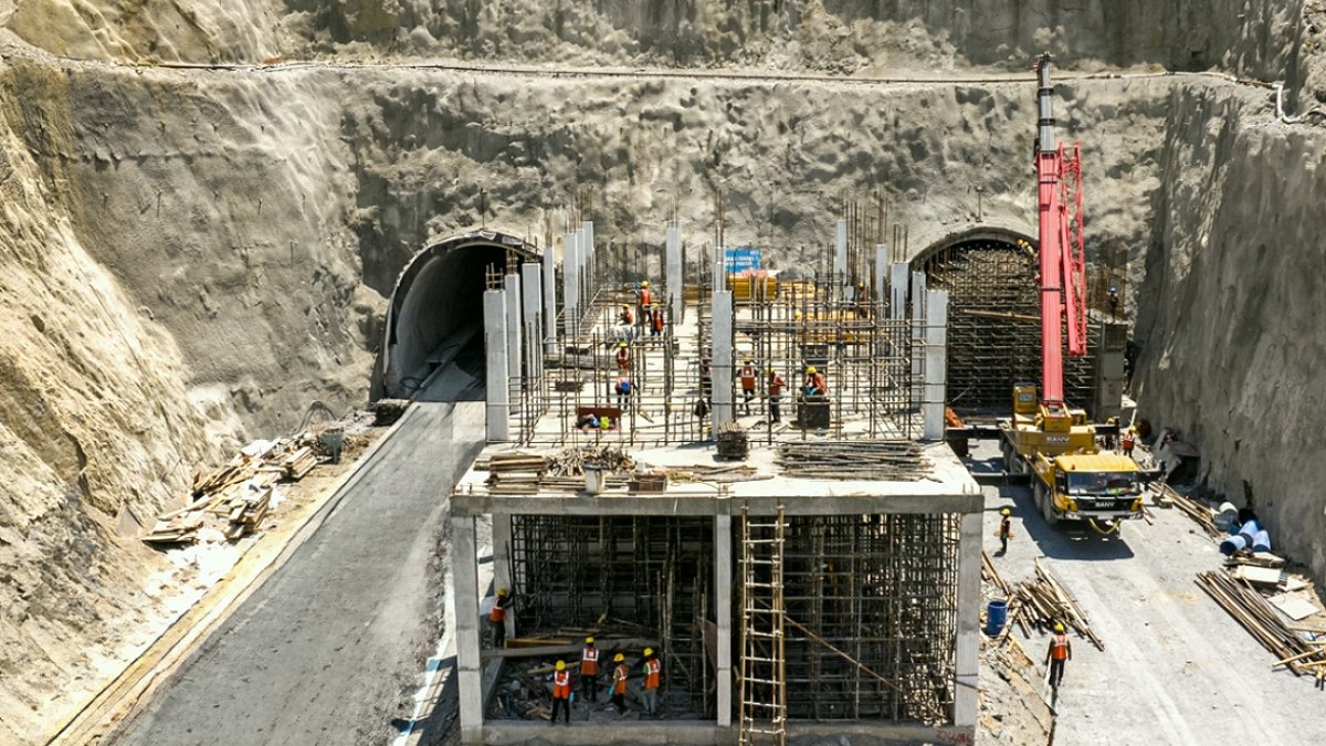 Hindistan'dan Dev Proje: 3 Bin Metrelik Dağlar Delindi, Yol Süresi Kısaldı