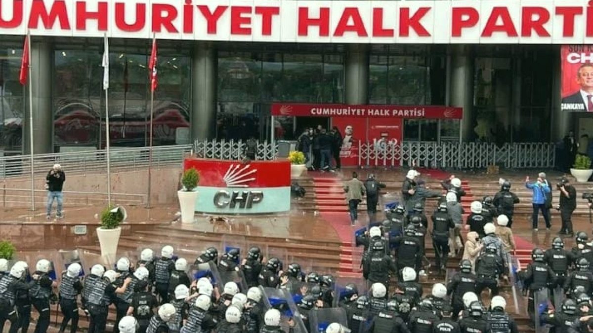CHP Genel Merkezi Yıkım Kararı Sonrası Polis Zoruyla Boşaltıldı