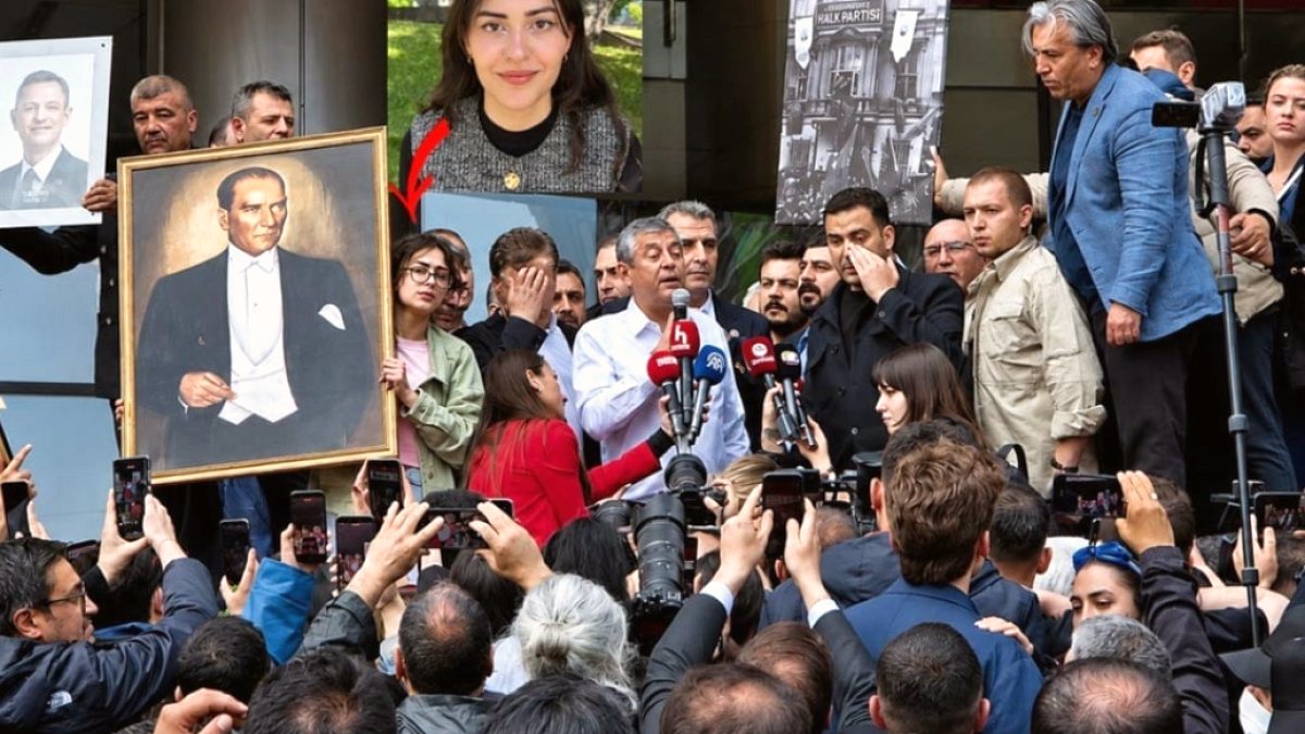 CHP Genel Merkezi'ndeki Baskında Atatürk Portresiyle Direnen Genç Kadın Olay Oldu