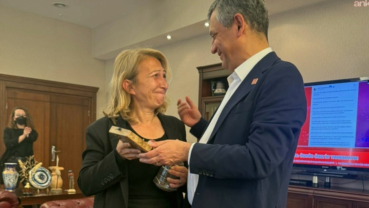 CHP'de Güncel Gelişmeler: Genel Başkanlık Mührü Süreyya Öneş Derici'ye Emanet Edildi