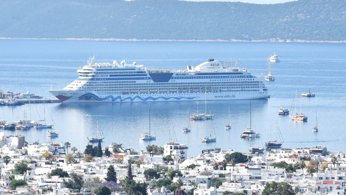 Bodrum'a Dev Kruvaziyer Gemisiyle Binlerce Turist Geldi