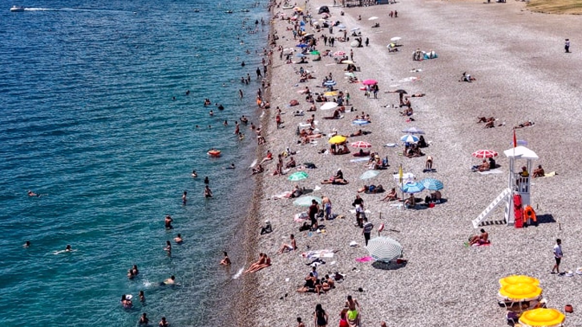 Antalya Konyaaltı Sahili Bayram Tatilinde Doldu Taştı