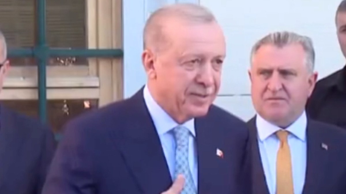 Erdoğan'dan Bayram Namazı Sonrası Gazetecilere Sıcak Sohbet ve Simit İkramı