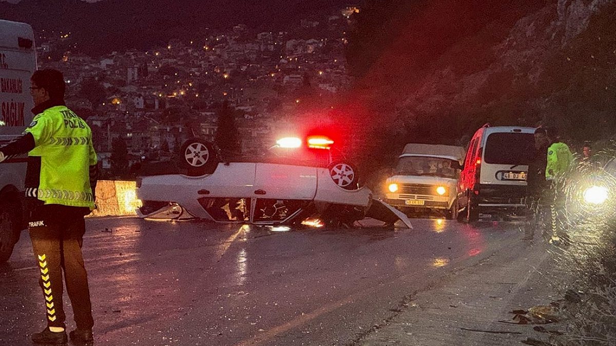 Muğla'da Sürücüsünün Kaybettiği Otomobil Uçurum Kenarında Durdu: 5 Yaralı