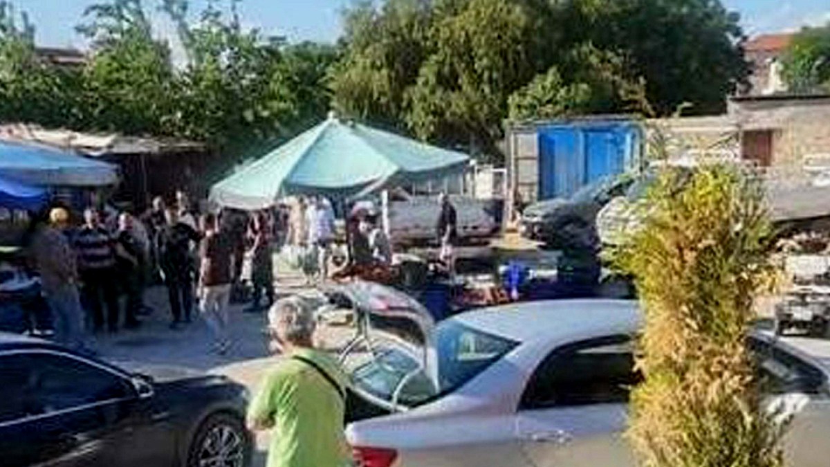 Foça Pazarında Esnaf Kavgası: Silahlı Tehdit ve Gözaltılar
