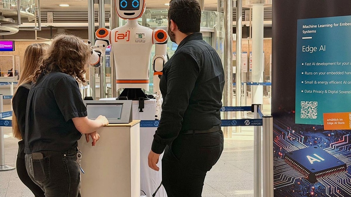 Yapay Zeka Destekli İnsansı Robotlar Havalimanlarında Bilgi Verecek