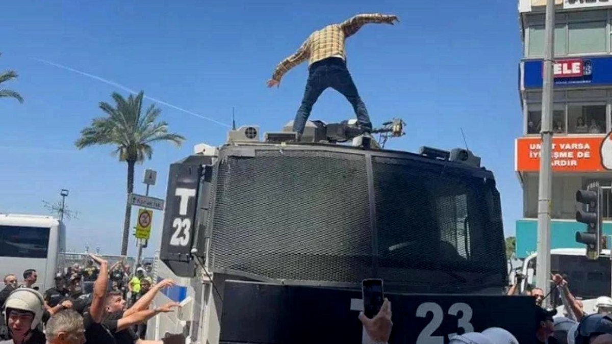 İzmir'de TOMA Üzerine Çıkan Şahıs: İmam Hatip Müdür Yardımcısı Tutuklandı