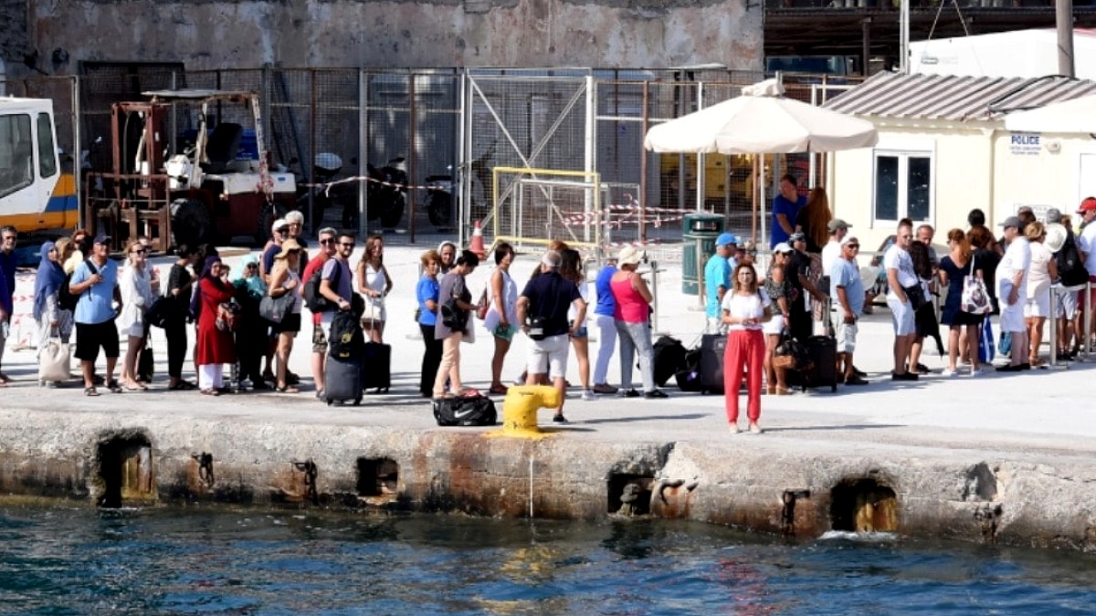 Ege Adalarında Türk Turist Yoğunluğu: Altyapı Krizi Kapıda