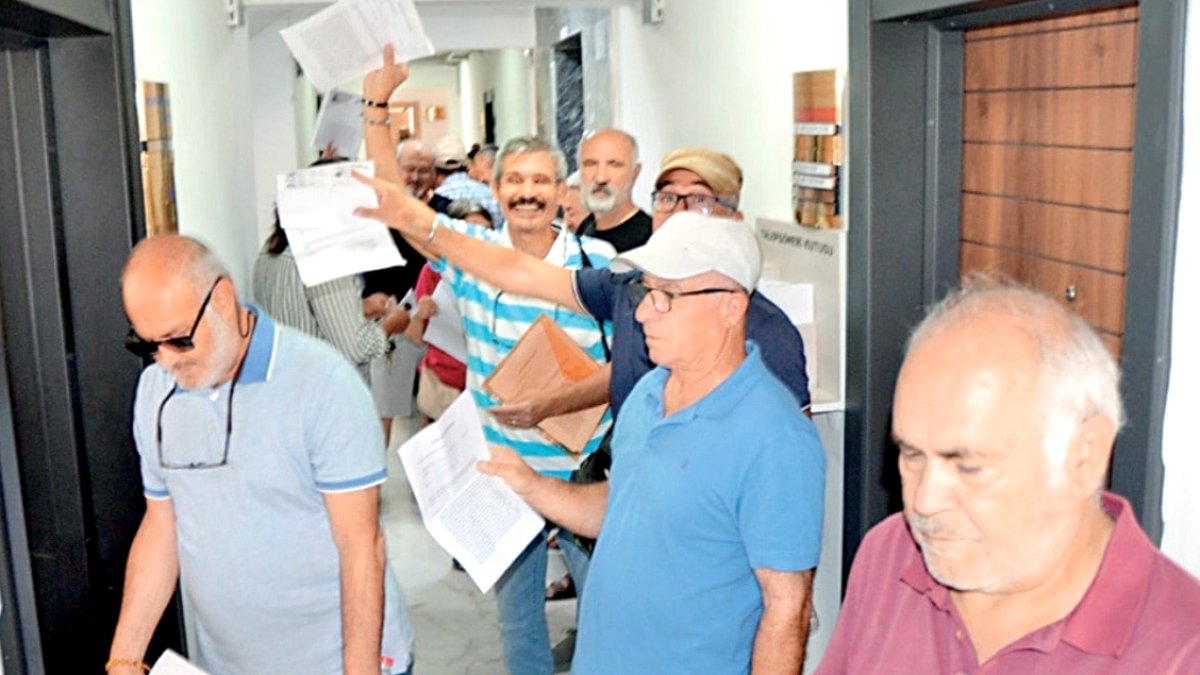 Emekliler Seyyanen Zam İçin Adliyelerde Buluştu, AYM'den Haber Bekliyor