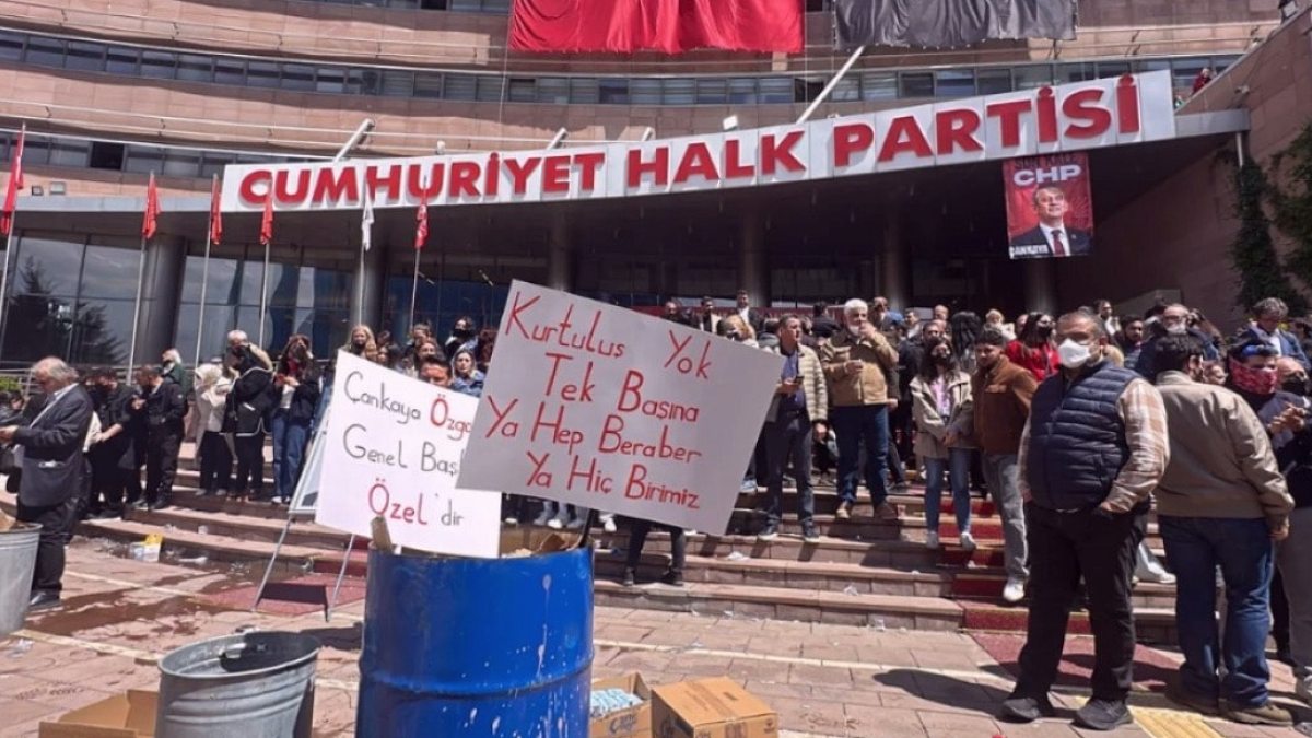 CHP'de Kurultay Tartışması: Kılıçdaroğlu ve Özel Ekipleri Karşı Karşıya