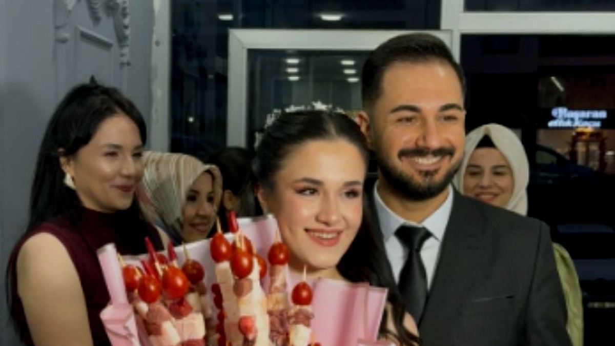 Gelenekleri Yıkan Damat: Kebap Buketiyle Kız İstedi