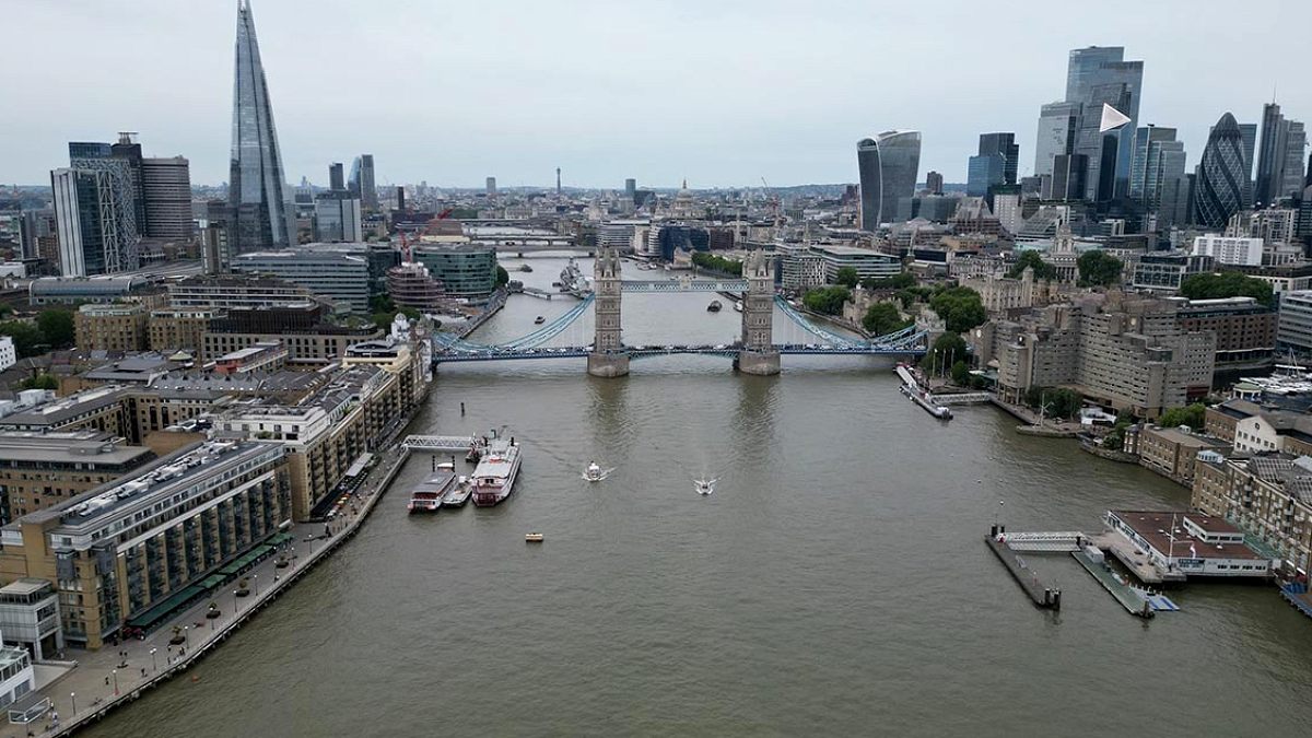 Londra'nın İkonik Nehri Thames Koyu Bir Renge Büründü