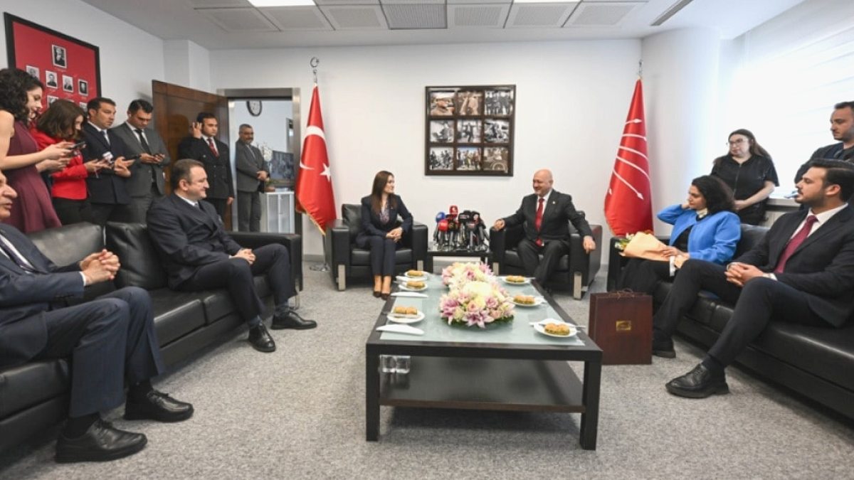 Siyasi Bayramlaşmalar: AKP ve CHP Arasında Yapıcı Sohbetler