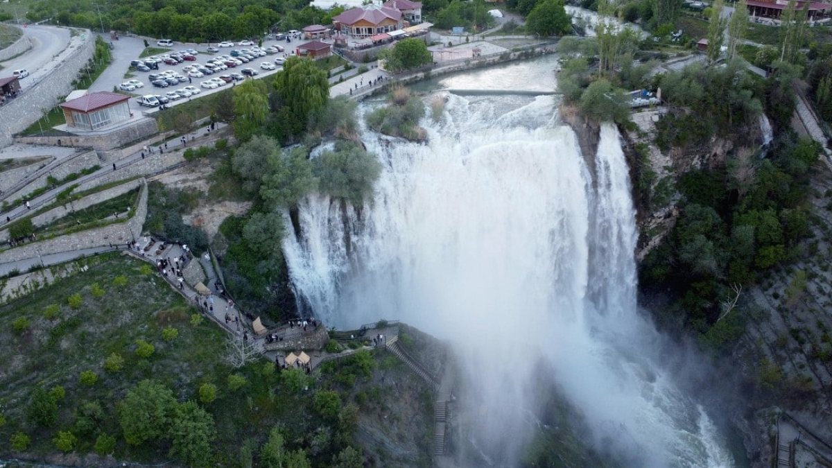 Tortum Şelalesi Bayram Tatilinde Ziyaretçi Akınına Uğradı