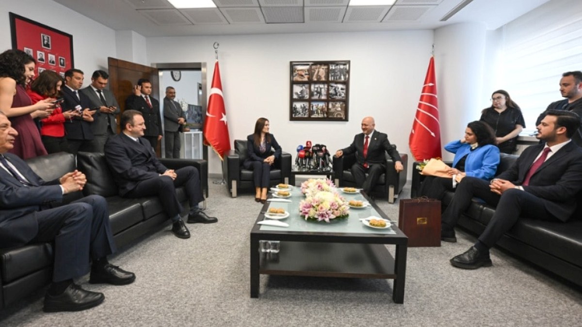 Siyasi Partiler Arası Bayramlaşma: AKP ve CHP'den Yapıcı Mesajlar