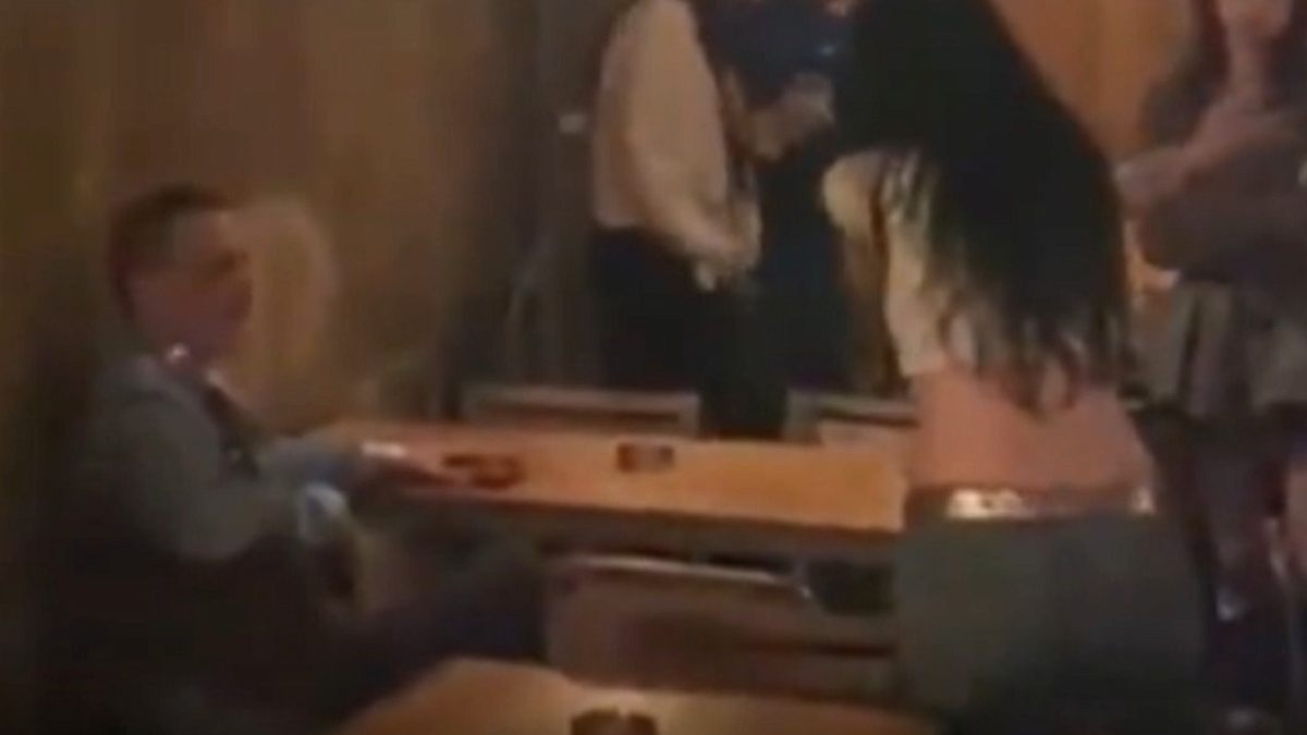 Ünlü Oyuncu Ozan Güven'e Kadıköy'de Kadınlardan Tepki