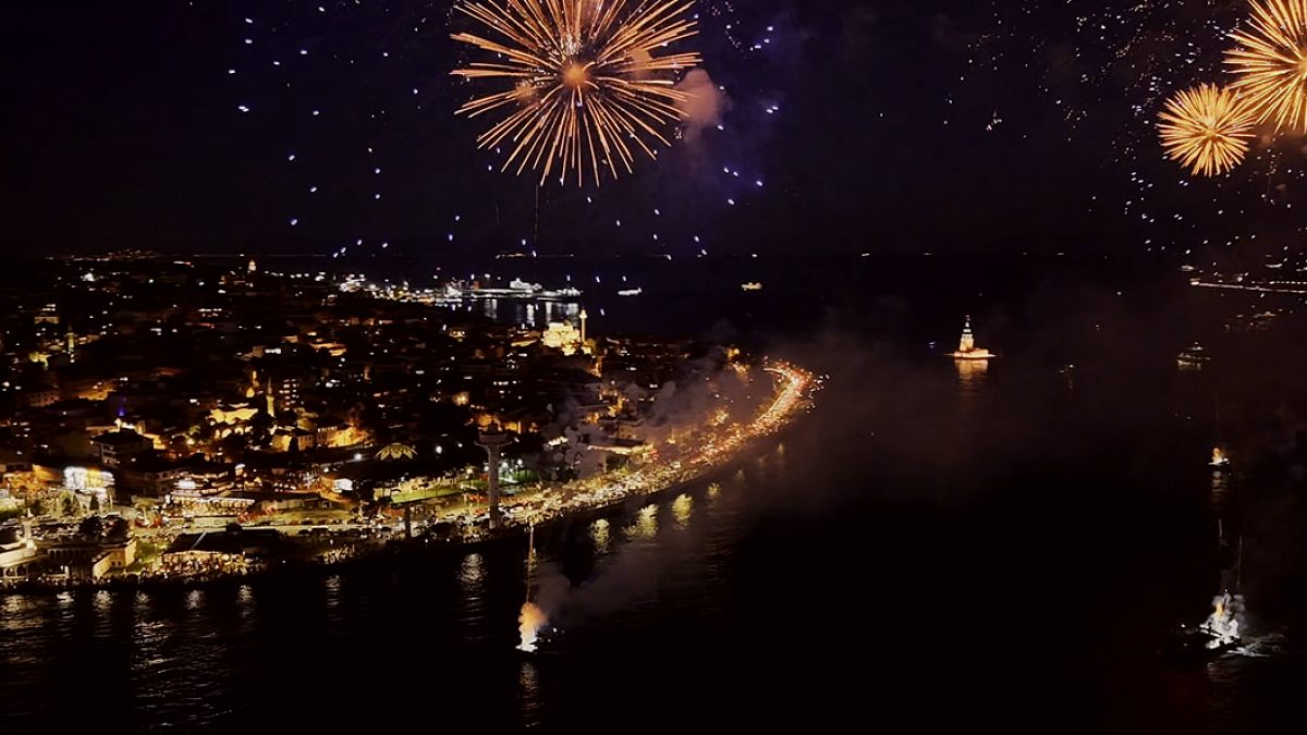 İstanbul'un Fethi 573 Yaşında: Boğaz'da Nefes Kesen Havai Fişek Gösterisi