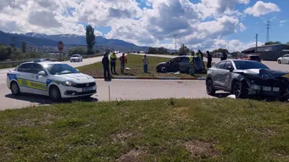 Sivas'ta Kavşakta Zincirleme Kaza: 4 Yaralı