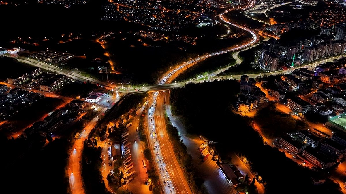 Bayram Dönüşü TEM Otoyolu Kocaeli'de Trafik Kilitlendi