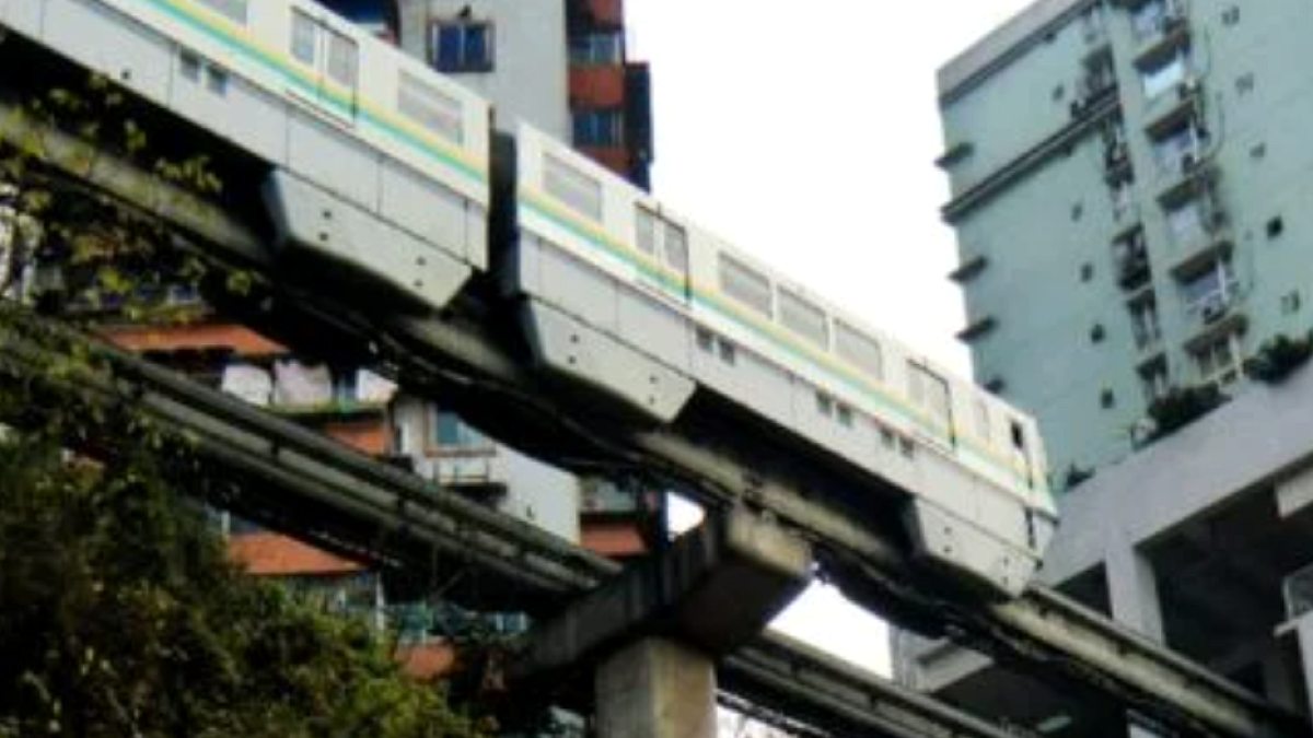 Çin'de Bina Ortasından Geçen Tren Hattı Şaşkınlık Yaratıyor
