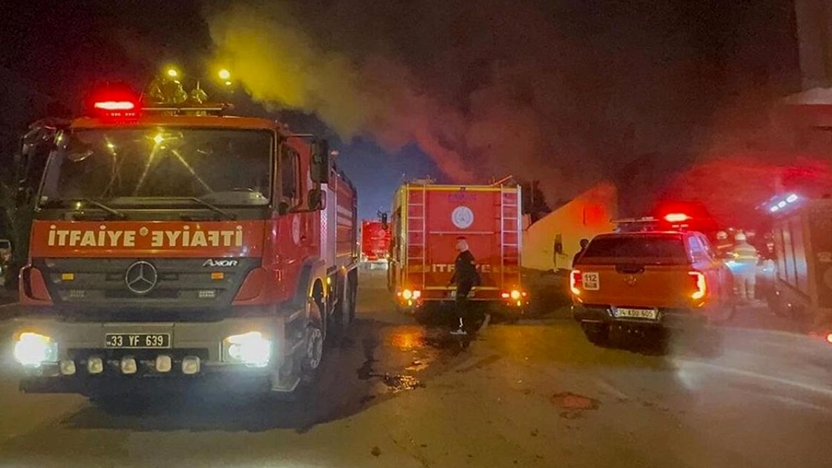 Mersin'de Tekstil Deposunda Çıkan Yangın Kül Etti: Maddi Hasar Büyük