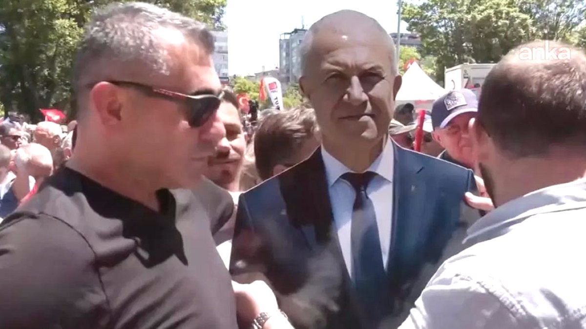 Bayramlaşmaya Katılamayan Başkanın Yerine Maketi Geldi