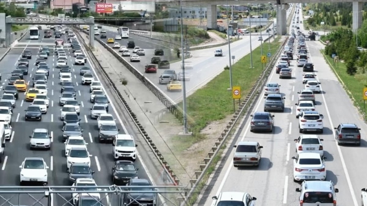 Bayram Dönüşü İstanbul'u Esir Aldı: Otoyollar Kilitlendi