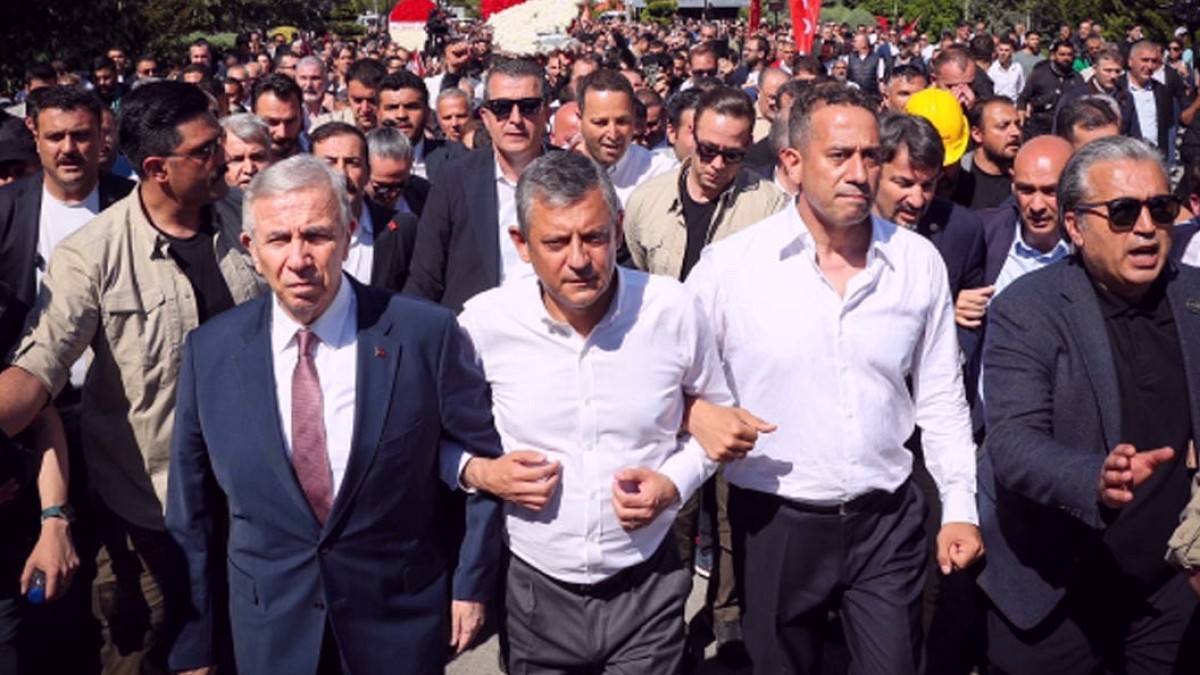 CHP Lideri Özel'in Bayramlaşmasına Kilit İsimler Akın Etti