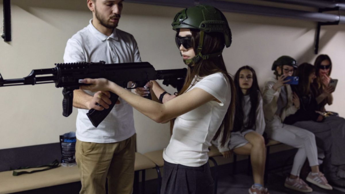 Ukrayna Liselerinde Savaş Eğitimi: Tüfek Kullanımı ve İHA Operatörlüğü Müfredatta