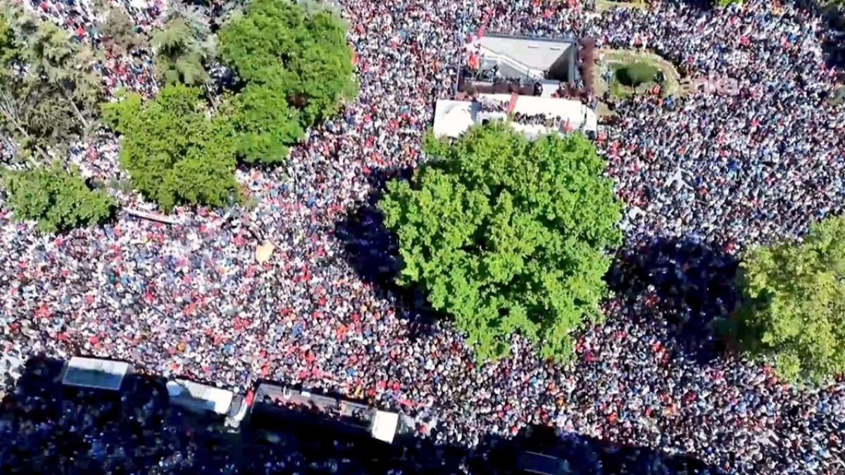 Güvenpark'ta On Binler Toplandı: Özgür Özel'den İktidar Yürüyüşü Vurgusu