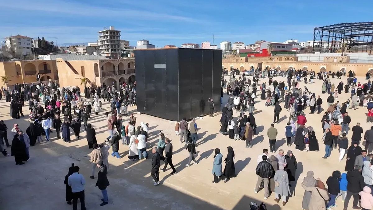 Film Setini Gerçek Kabe Zannedenler Görevlilere Tepki Gösterdi