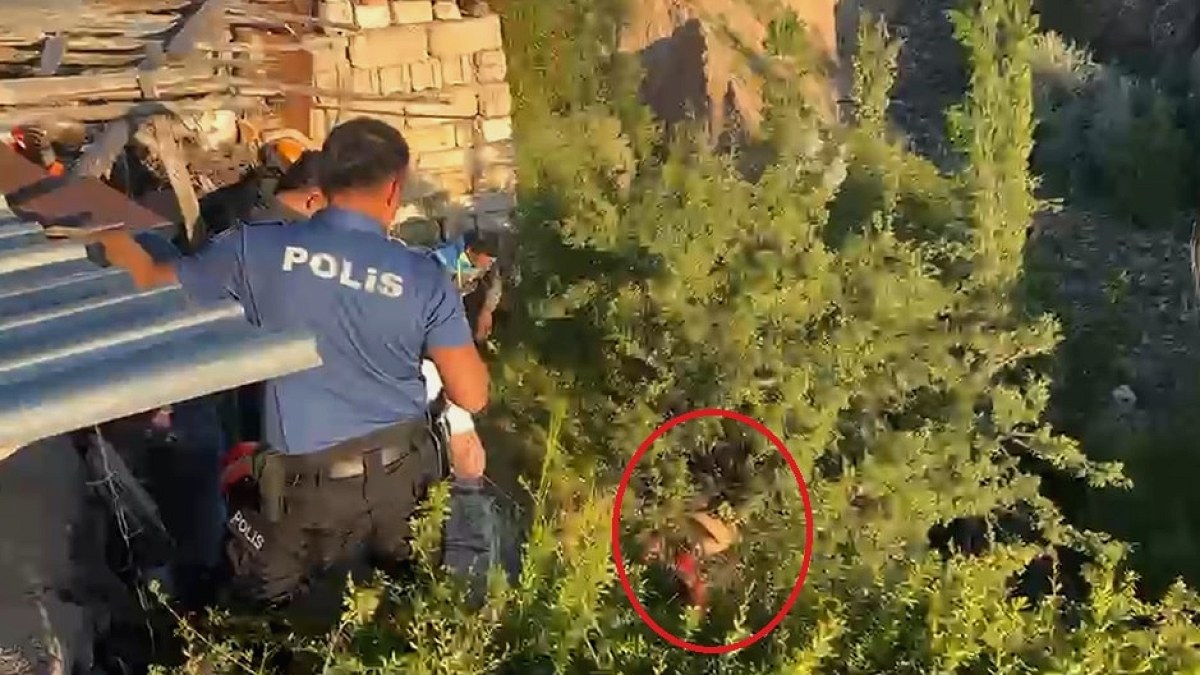 Nevşehir'de Tüyler Ürperten Kurtarma: Hastaneden Kaçan Şahıs Ağaçta Asılı Kaldı