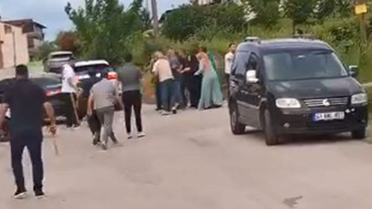 Gölcük'te Kanlı Kavga: Silahlar Patladı, Çok Sayıda Yaralı Var