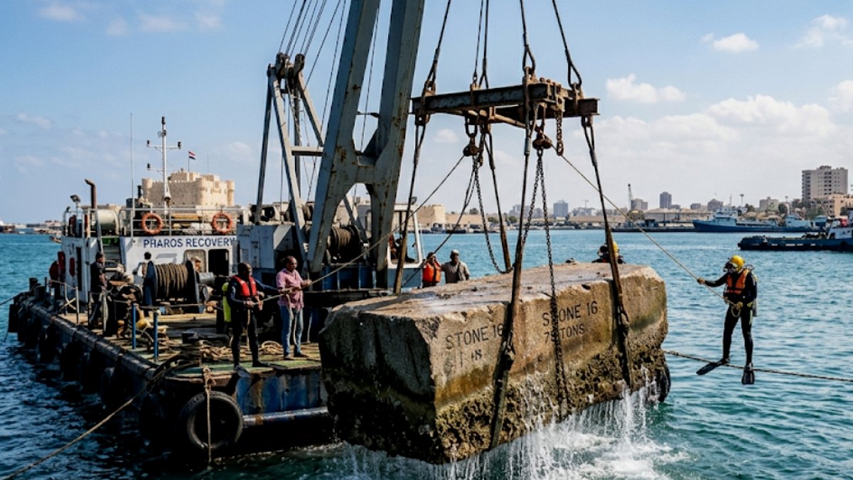 İskenderiye Feneri'nin Dev Taşları Binlerce Yıl Sonra Denizden Çıkarıldı