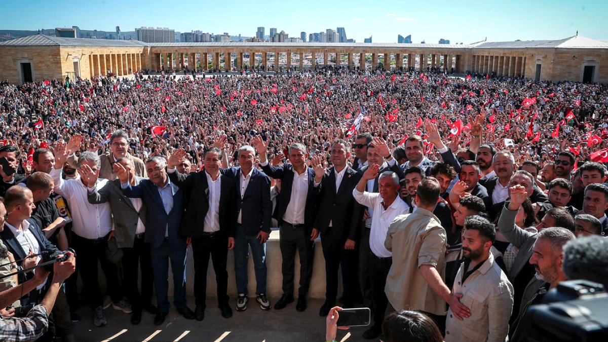 Özgür Özel'e Yurt Dışından Büyük İlgi: Dünya Basını Şaşkınlıkla İzledi